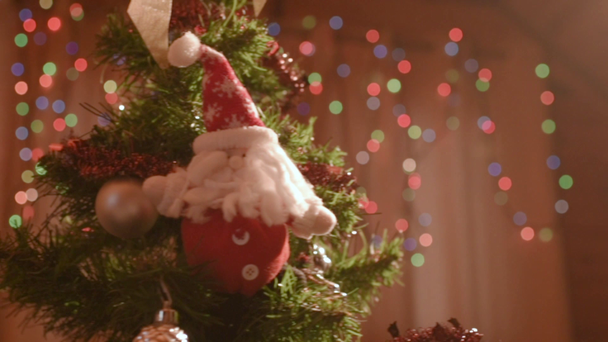 Navidad o nuevo año concepto de juguete suave en forma de Santa Claus en el árbol de Navidad
 - Imágenes, Vídeo