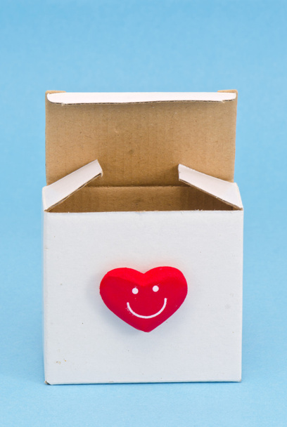 λευκό δώρο κουτί με κόκκινη καρδιά - Φωτογραφία, εικόνα