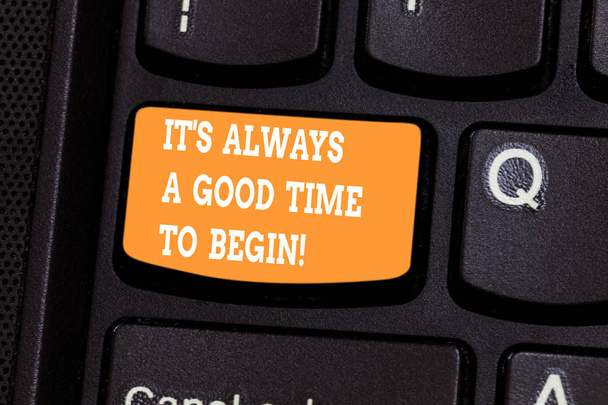 Письменный почерк "It S Is Always A Good Time To Begin" Концепция означает начать сначала прямо сейчас Положительное отношение Клавиатурная клавиша Намерение создать сообщение компьютера нажатием клавиатуры идея
. - Фото, изображение