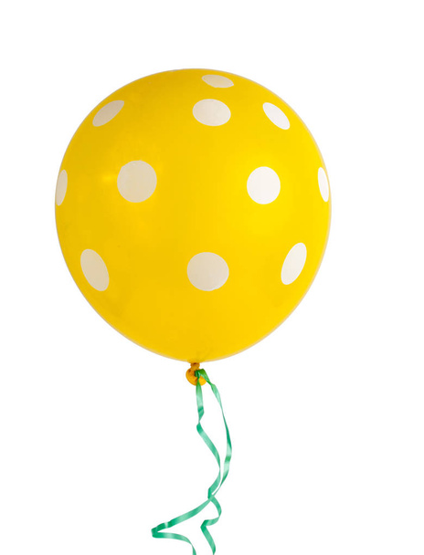 żółty balon w białe kropki na białym tle - Zdjęcie, obraz