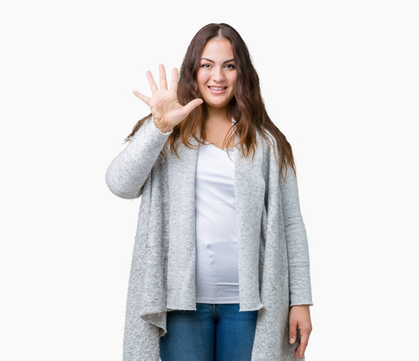プラスのサイズ分離の背景表示と上向きに冬のジャケットを身に着けている若い女性の美しい指で数は 5 自信を持って、幸せな笑みを浮かべて、. - 写真・画像