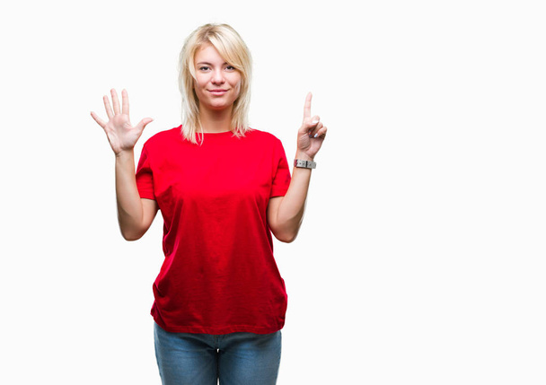 Giovane bella donna bionda che indossa t-shirt rossa su sfondo isolato mostrando e indicando con le dita il numero sei, sorridendo fiducioso e felice
. - Foto, immagini