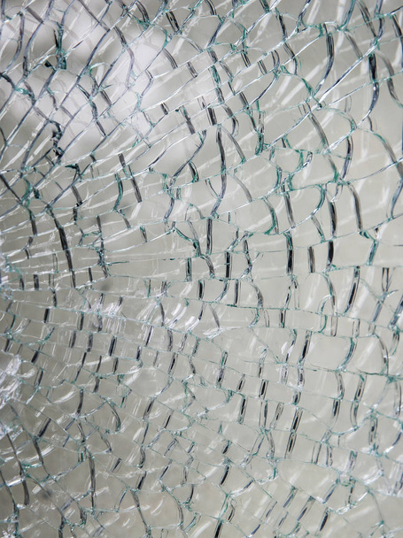 Verre cassé. Un panneau de verre trempé de sécurité brisé en de nombreux morceaux
. - Photo, image