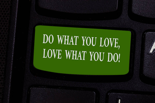 Слово писать текст делать то, что вы любите любить то, что вы делаете. Бизнес-концепция для создания вещей с позитивным отношением Клавиатурная клавиша для создания компьютерного сообщения нажатием клавиатуры идея
. - Фото, изображение