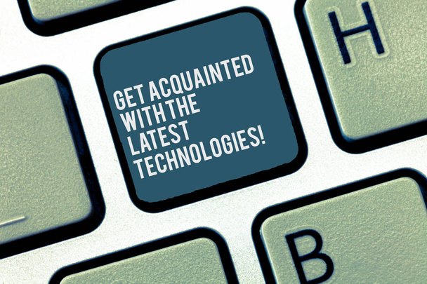 Textschreiben lernen Sie die neuesten Technologien kennen. Business-Konzept für up to date haben Wissen Tastatur Schlüssel Absicht, Computer-Nachricht zu erstellen, drücken Sie die Tastatur Idee. - Foto, Bild