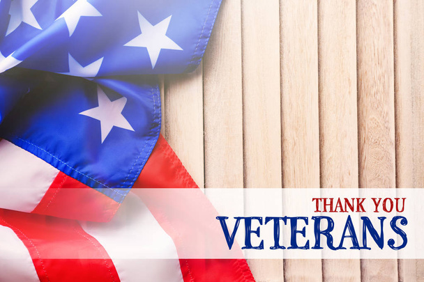 Text Děkuji, veteránů a Usa vlajka na dřevěné pozadí, pohled shora - Fotografie, Obrázek