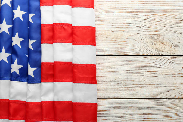 Bandeira americana em fundo de madeira branco, vista superior com espaço para texto
 - Foto, Imagem