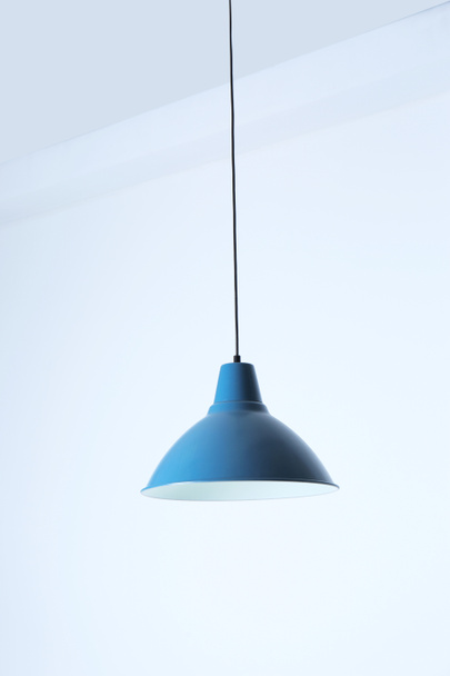 Lámpara colgante moderna, aislada en blanco. Idea para el diseño de interiores
 - Foto, imagen