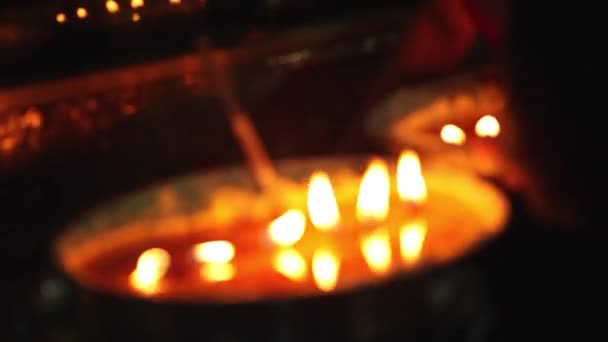 Heilige kaarsen in boeddhistische klooster - Video