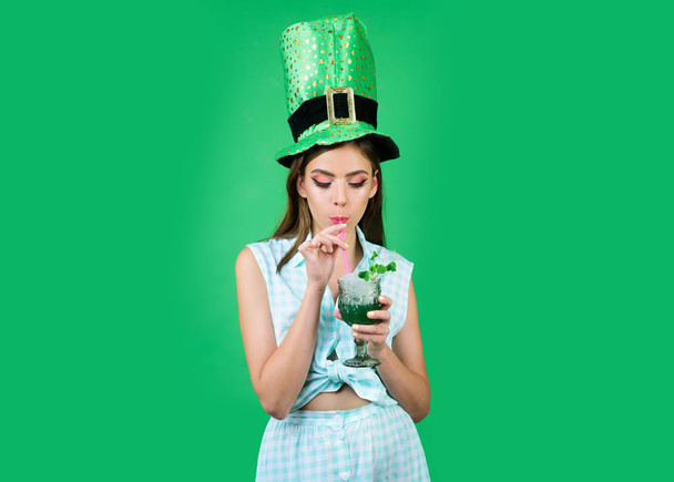 St. Patricks Day pin up woman with trendy makeup. pretty girl in vintage style. pinup girl with fashion hair. retro woman drink summer cocktail. green mood - Φωτογραφία, εικόνα