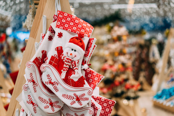 Calcetines rojos de Navidad para regalo con un muñeco de nieve
 - Foto, imagen