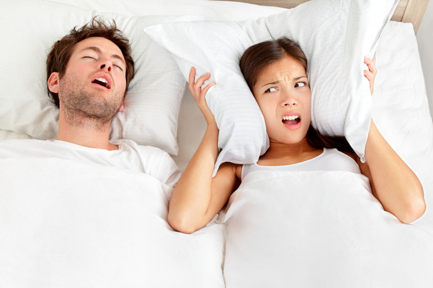 Horkolás ember - pár az ágyban - Fotó, kép
