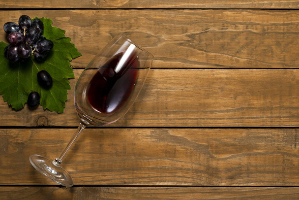 Verre avec vin et raisin sur fond bois. Vue supérieure avec espace de copie
. - Photo, image