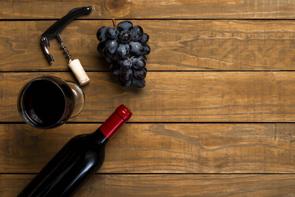 Bouchons ouvre-bouteille en verre de vin et raisins sur fond en bois. Vue supérieure avec espace de copie
. - Photo, image