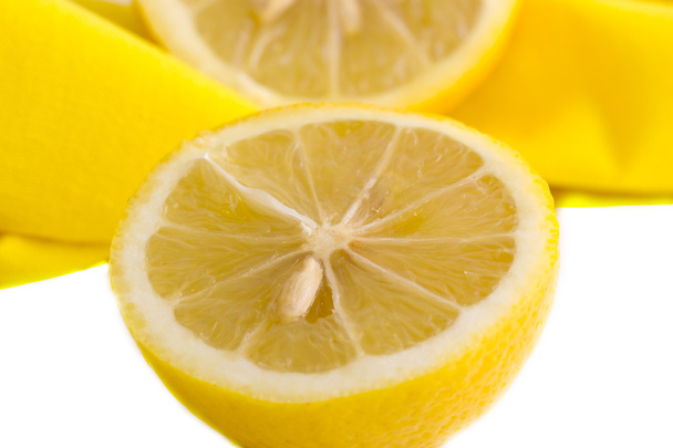 moitié citron jaune sur une serviette
 - Photo, image