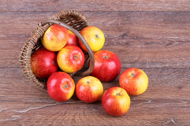 яблоки в корзине - Фото, изображение