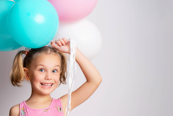 hermosa niña y globos brillantes - Foto, Imagen