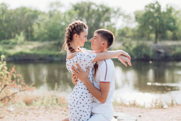 Молодые влюбленные пары развлекались у реки
 - Фото, изображение