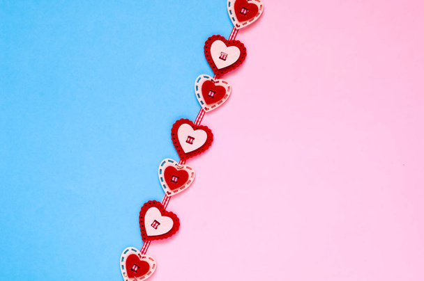 Творческий геометрический бумажный фон с сердцами. Синие и розовые трехцветные цветы.Концепция праздника и празднования для открытки или приглашения. Плоская кладка, вид сверху, копировальное пространство
 - Фото, изображение