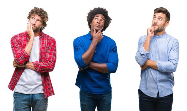 Afro-Amerikan ve İspanyol erkekler çene düşünme hakkında soru, dalgın ifade üzerine el ile izole arka plan üzerinde Grubu'nun kolaj. Düşünceli yüzüyle gülümsüyor. Şüphe kavramı. - Fotoğraf, Görsel