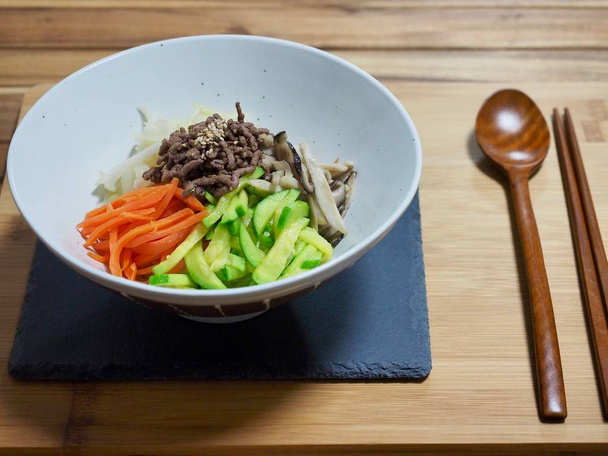 Kore yemeği Biftek ve sebze bibibimbap - Fotoğraf, Görsel