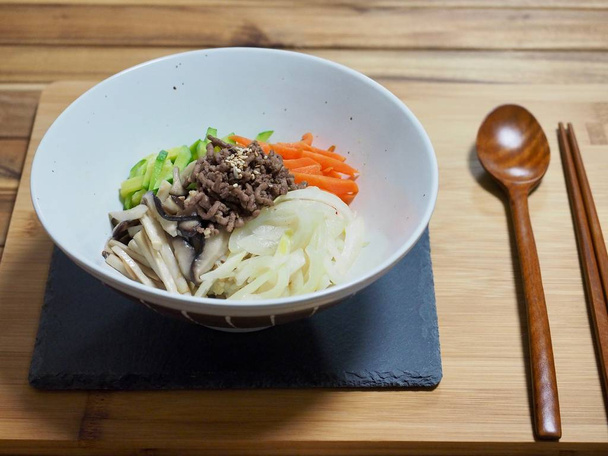 Comida coreana Carne de res y verduras bibimbap
 - Foto, imagen