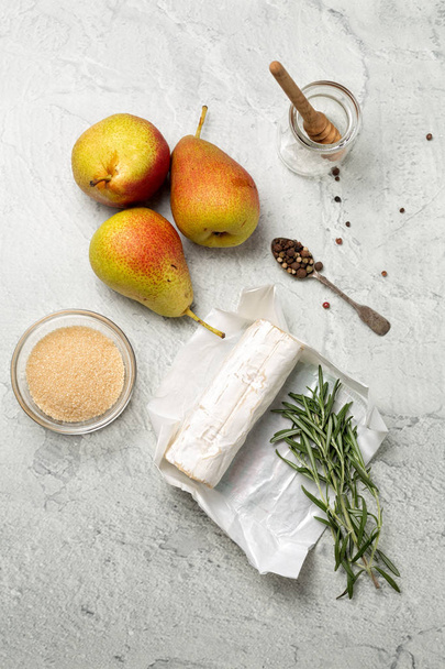 Συστατικά για αχλάδι τάρτα με κατσικίσιο τυρί, δενδρολίβανο και μέλι, το top view, lay επίπεδη, κατακόρυφη σύνθεση     - Φωτογραφία, εικόνα