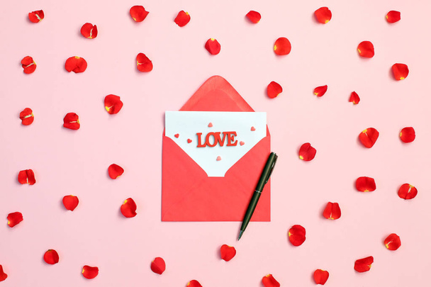 Envelope pétalas de rosa e corações vermelhos no fundo rosa. Dia de São Valentim
 - Foto, Imagem