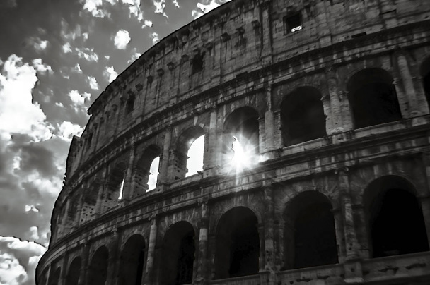 Художественное солнце через Колизей
 - Фото, изображение