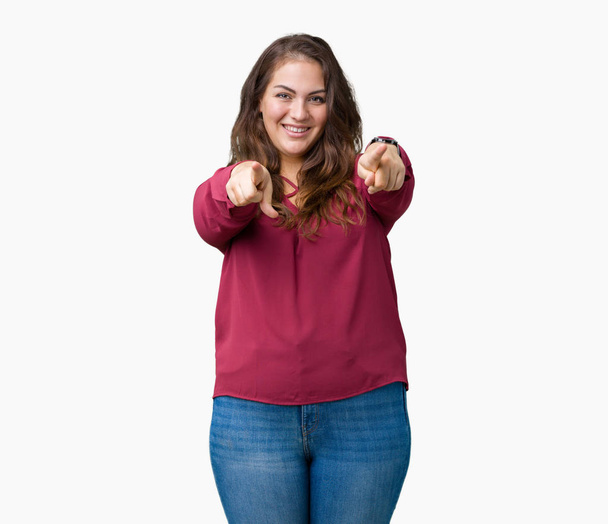Мбаппе плюс размер молодая женщина на изолированном фоне Указывает на вас и камеру пальцами, улыбается позитивно и весело
 - Фото, изображение