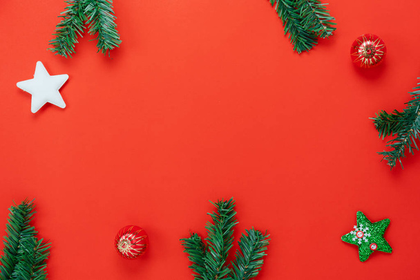 Mesa vista superior de Feliz Navidad decoraciones & Feliz año nuevo adornos concept.Flat poner objeto esencial el abeto & regalo bo
 - Foto, Imagen