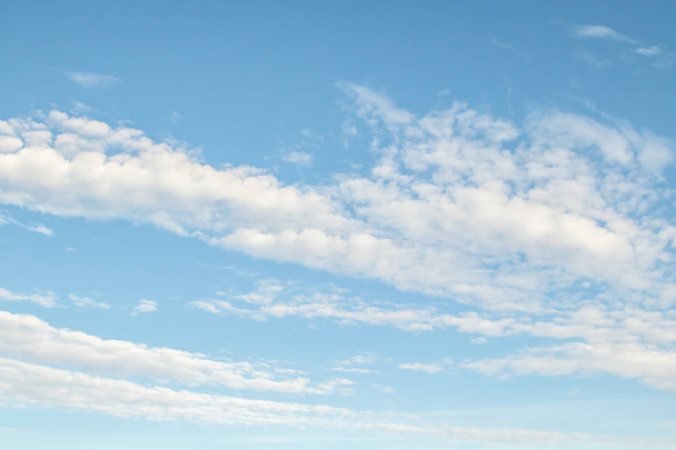 ciel bleu avec des nuages blancs - Photo, image