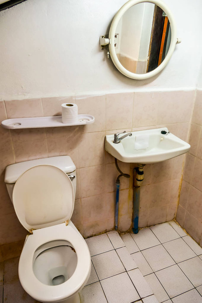 toilet in badkamer, mooie foto digitale foto - Foto, afbeelding