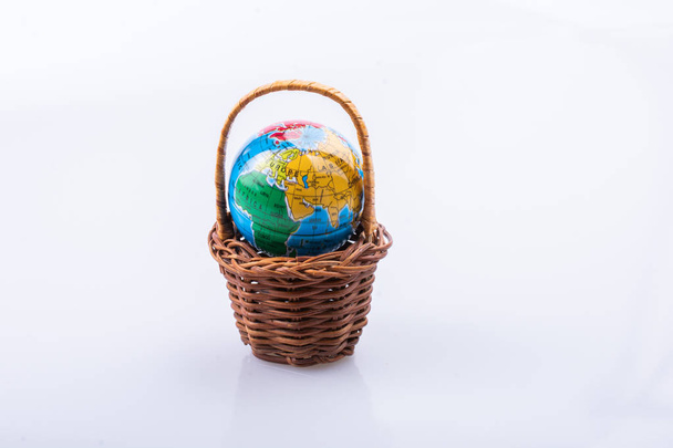 Mały model kuli ziemskiej w koszyku w perspektywie - Zdjęcie, obraz