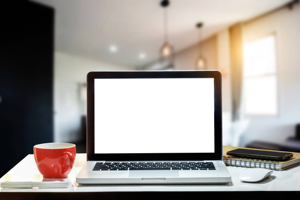 Vista frontal do copo e laptop, smartphone e tablet na mesa no escritório e no fundo  - Foto, Imagem