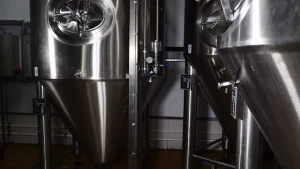 Výroba piva ocelových nádrží a potrubí v pivovaru. Pivo vyrábíme linie zařízení pro stáčení scénické produkce potravinářských výrobků kovových Piper. Moderní pivovar. 4k - Záběry, video