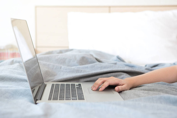 travailler à la maison en ligne sur le lit bureau ecommerce sme shopping en ligne
 - Photo, image