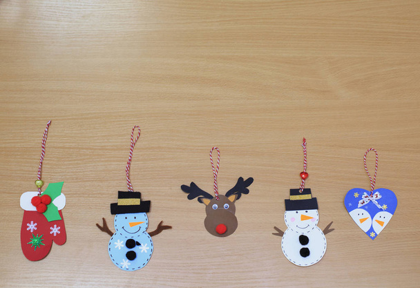 Noel ağacı dekorasyonları ahşap bir masa üzerinde. Ağaç ev yapımı Noel oyuncaklar ve kış dekorasyonları ahşap tablo. - Fotoğraf, Görsel