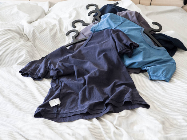 одежда по дому грязные на кровати ждать стирки и висит в шкафу
 - Фото, изображение