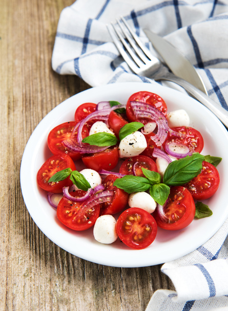 Ensalada caprese italiana con tomates cherry y mozzarella
 - Foto, imagen