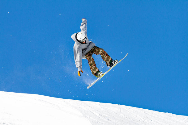 descente avec snowboards dans la neige fraîche
 - Photo, image