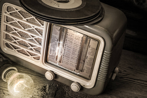 vecchia radio con dischi in vinile
 - Foto, immagini