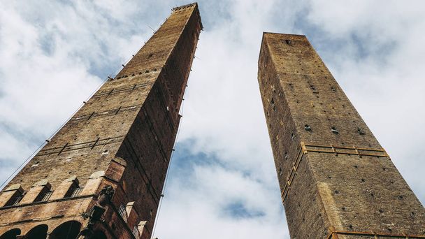 Torre Garisenda ja Torre Degli Asinelli nojaten tornit alias Due Torri (eli kaksi tornia) Bolognassa, Italiassa - Valokuva, kuva