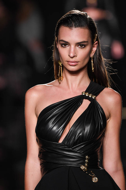 NEW YORK, NEW YORK - DECEMBER 02: Emily Ratajkowski walks the runway at the Versace Pre-Fall 2019 Collection at The American Stock Exchange on December 02, 2018 in New York City.  - Zdjęcie, obraz