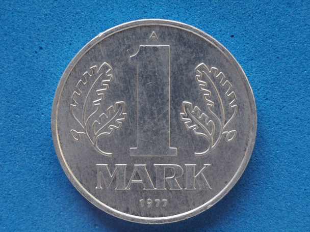 Εσοδεία αποσυρθέν νόμισμα DDR (Λαϊκή Δημοκρατία της Γερμανίας ή Ανατολική Γερμανία) - Φωτογραφία, εικόνα