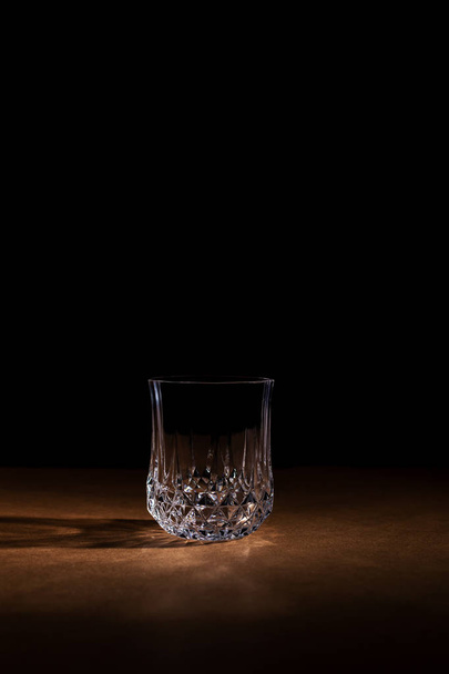 Kristallglas auf dem Tisch. Bild von Glaswaren in einem niedrigen Schlüssel. - Foto, Bild