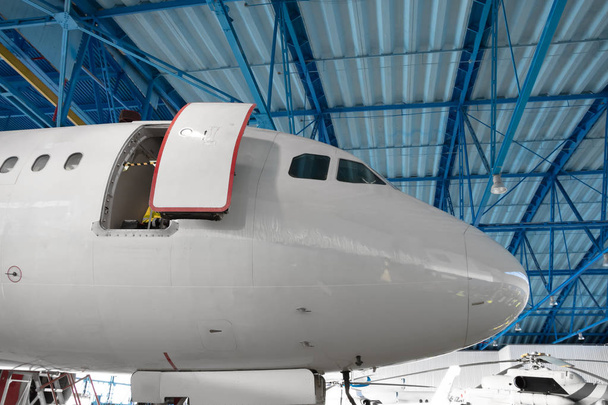 Le nez du poste de pilotage de l'avion dans le hangar de maintenance
 - Photo, image