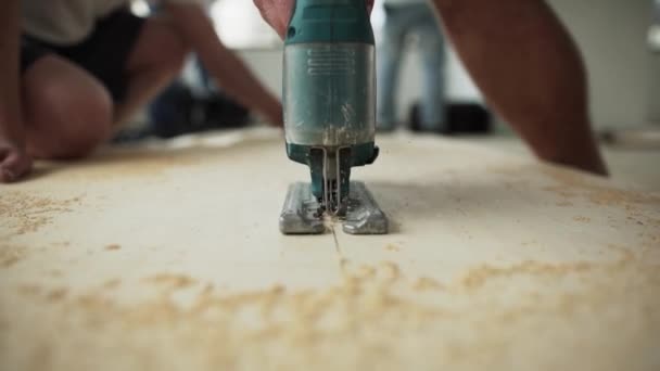 Processo di lavorazione di seghetto elettrico verde polveroso taglio asse di legno
. - Filmati, video