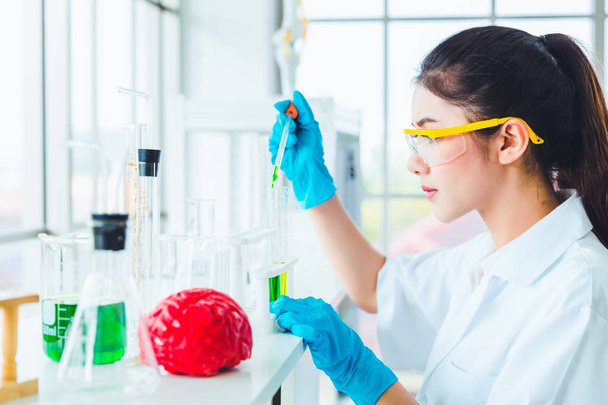 zbliżenie nauka kobiety studenci pracujący z chemikalia w laboratorium - Zdjęcie, obraz