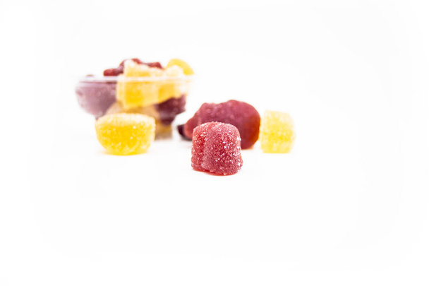 bunte Fruchtgelee Bonbons auf weiß - Foto, Bild